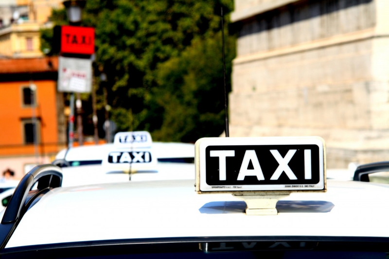 taxis-NANS LES PINS-min_taxi_auto_rome_road_white-1051610